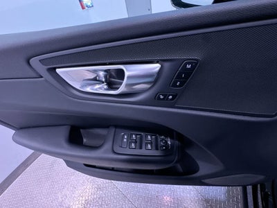 2023 Volvo XC60 Plus Dark Theme