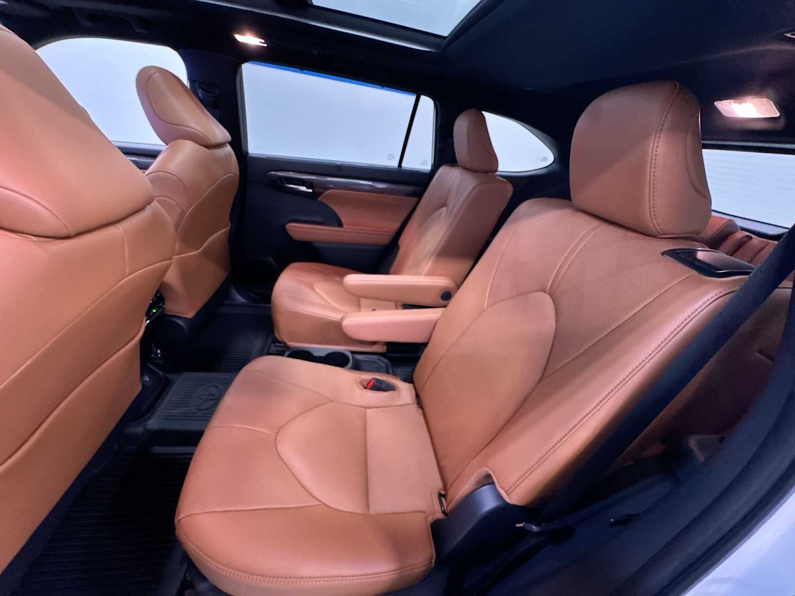 2025 Toyota Highlander Hybrid Platinum