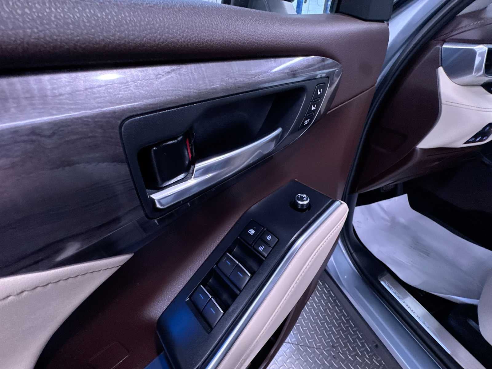 2022 Toyota Highlander Hybrid Platinum