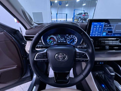2022 Toyota Highlander Hybrid Platinum