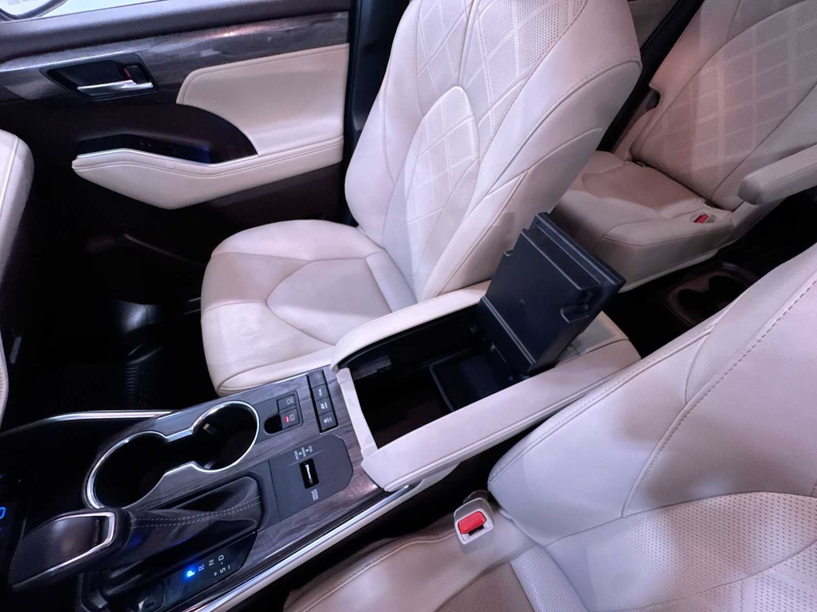 2022 Toyota Highlander Hybrid Platinum