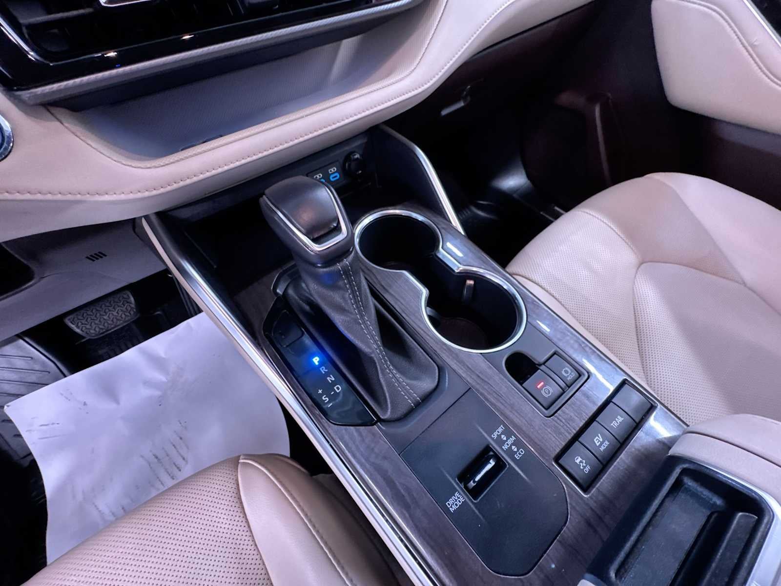 2022 Toyota Highlander Hybrid Platinum