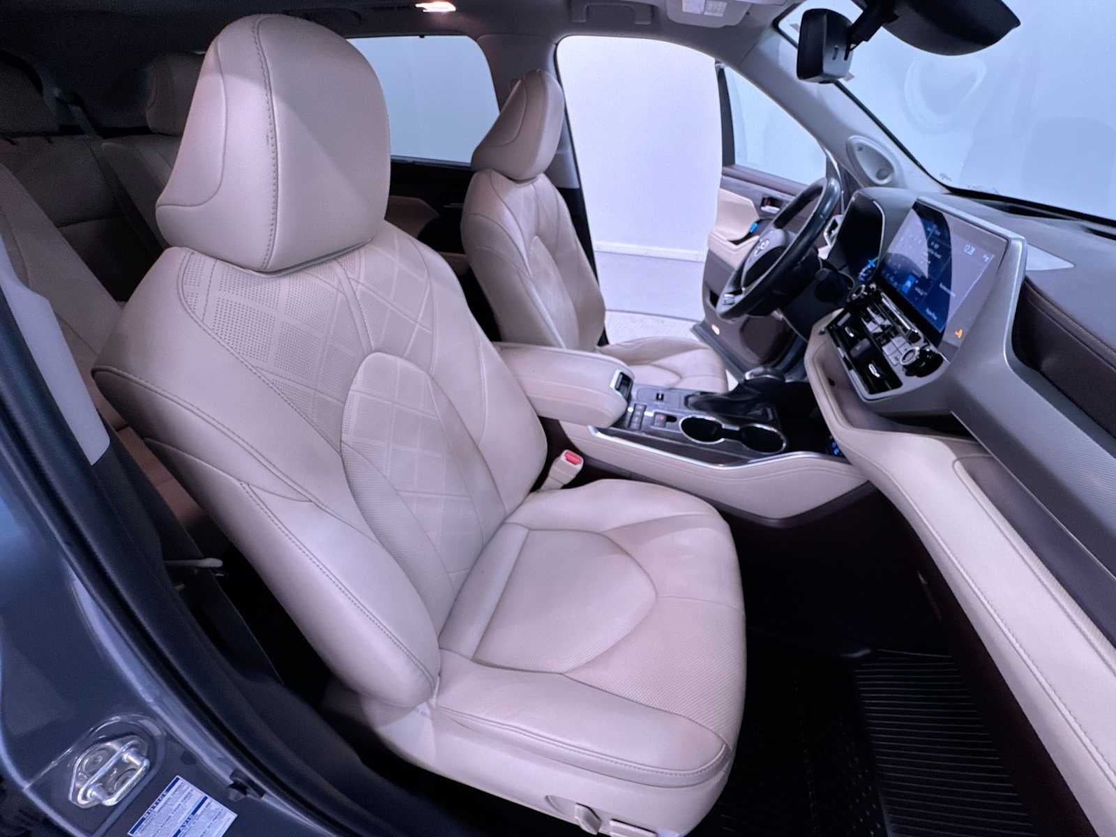 2022 Toyota Highlander Hybrid Platinum