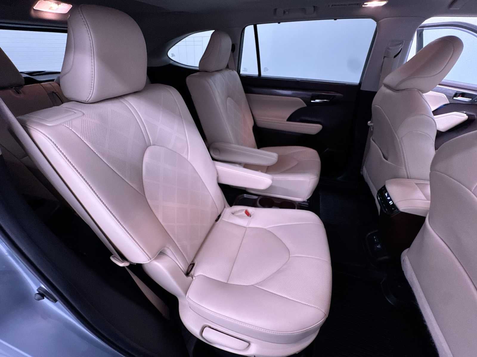 2022 Toyota Highlander Hybrid Platinum