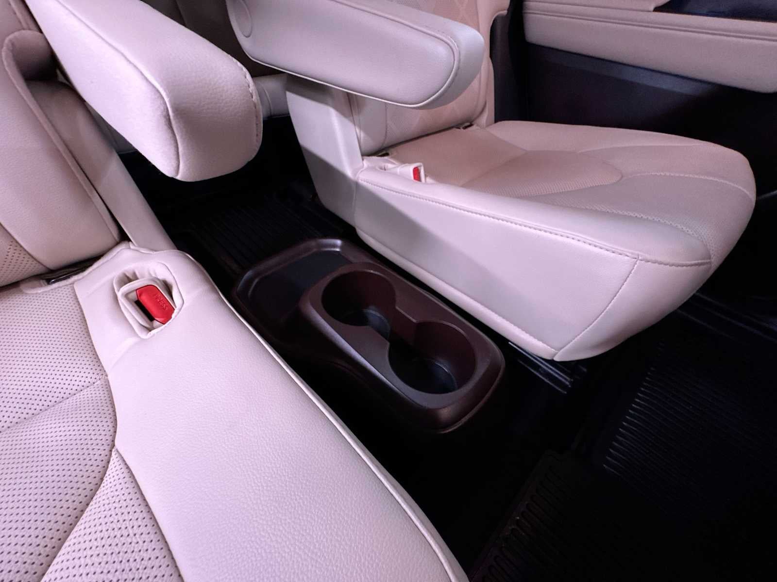 2022 Toyota Highlander Hybrid Platinum